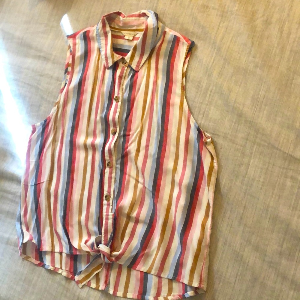 Sleeveless blouse with collar